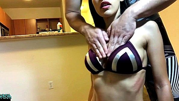 Трахает женщину в бикини (18 порно фото)