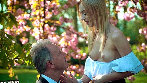 Блонда жесткий трах симпатичная сосет хуй юная на публике со спермой мужик в годах (Kira Thorn)