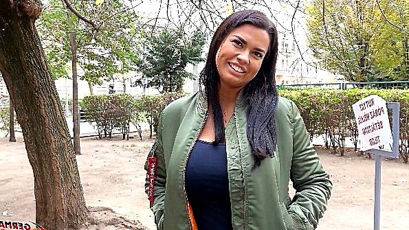 Пышногрудую тёлочку с улицы парень пригласил к себе потрахаться видео онлайн HD