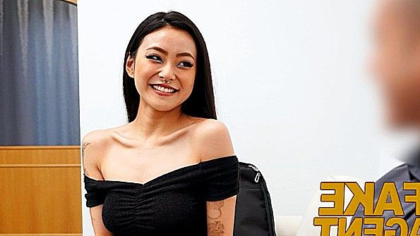 Красавица азиатка обнажается н кастинге и хардкорно трахается видео онлайн HD