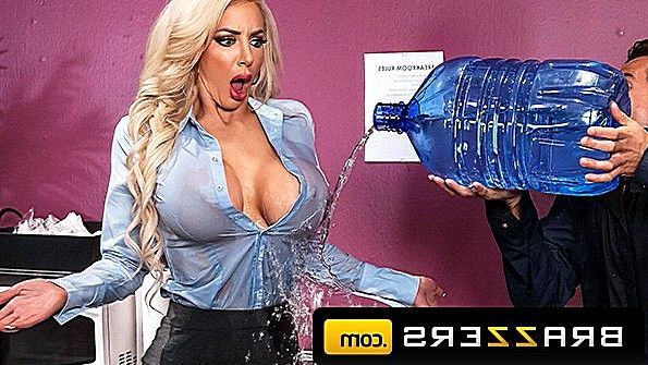 Грудастая блондинка в офисе трахается с разносчиком воды видео онлайн HD