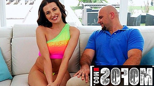 Аппетитная молодка массивный хуй соснула и потрахалась с ним видео онлайн HD